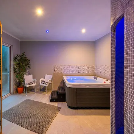 In With Stunning Sea View Апартаменты *