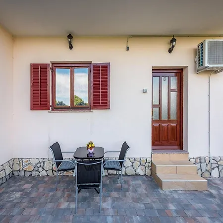 In With Stunning Sea View Апартаменты *